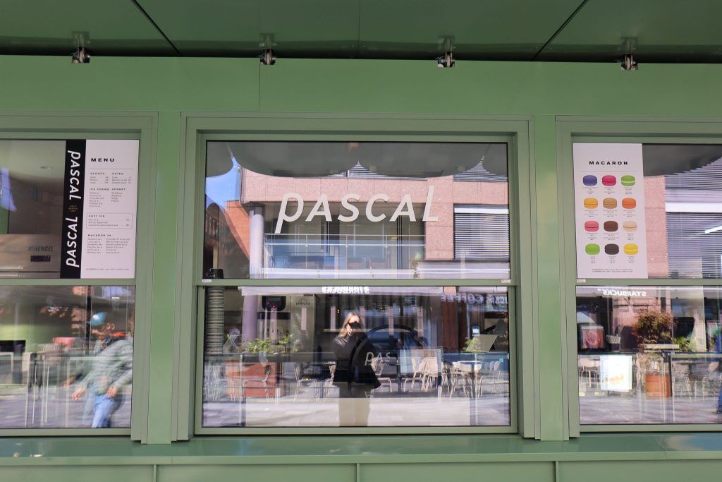 Is og bakst servert fra Pascal iskiosk ved sjøen på Aker Brygge