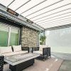 Pergola med hvit duk og hvite spiler