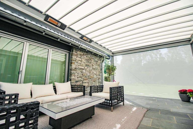 Pergola med hvit duk og hvite spiler