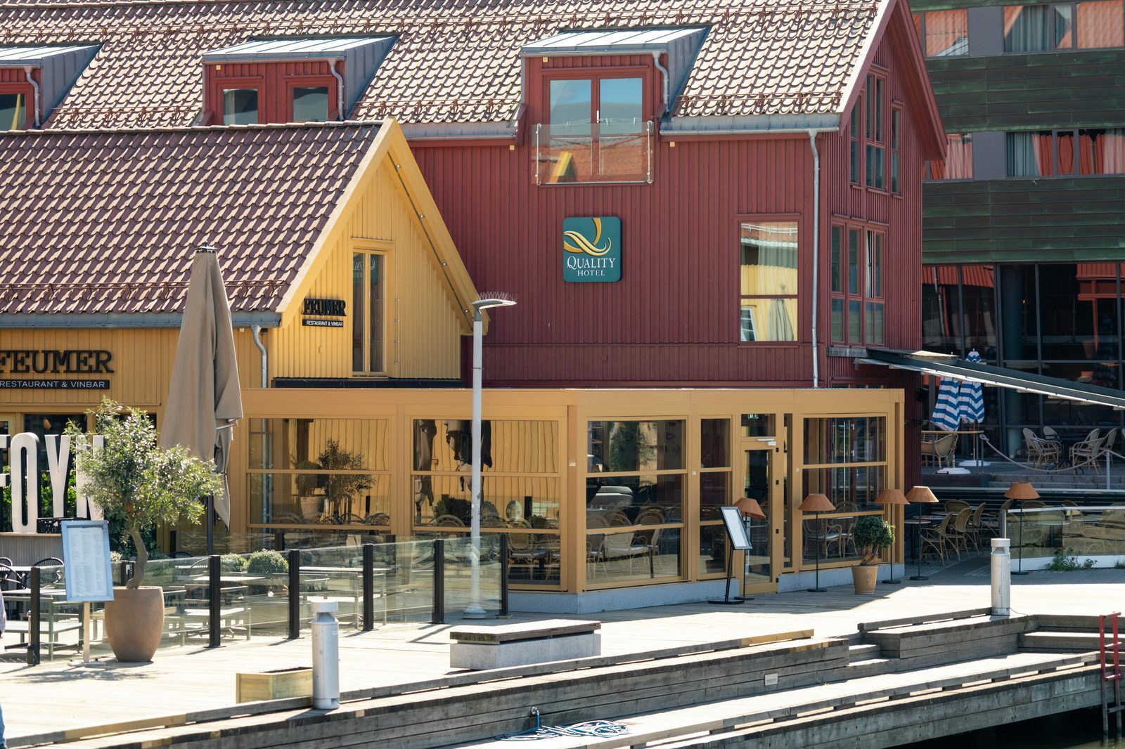 Uteserveringen til FEUMER etter montering av Brera P pergola